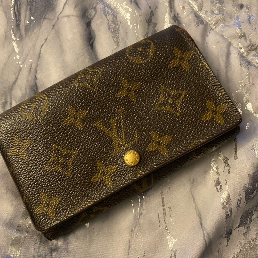 AUTHENTIC LV monogram Porte-Monnaie
Tresor Wallet, Louis Vuitton.LV MONO WALLET